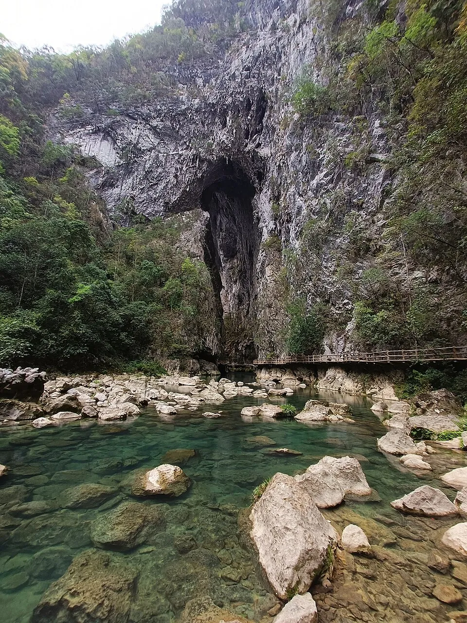 荔波大七孔天生桥的天然岩拱和峡谷水面