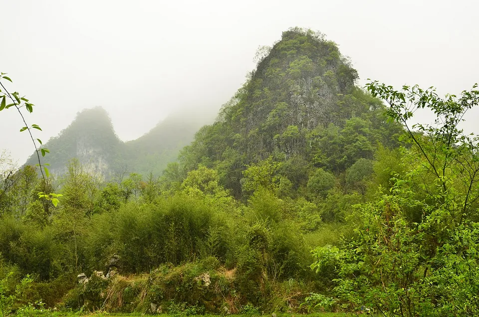 荔波山峰与薄雾构成的自然风景